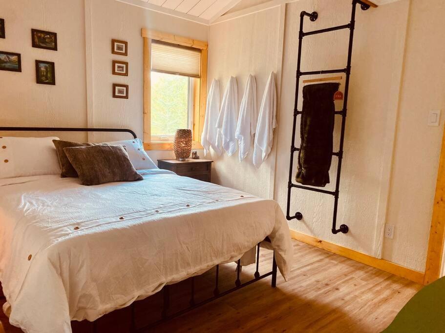 Ski-In Chalet: Private Hot Tub, Bonus Bunk House 弗尼 外观 照片